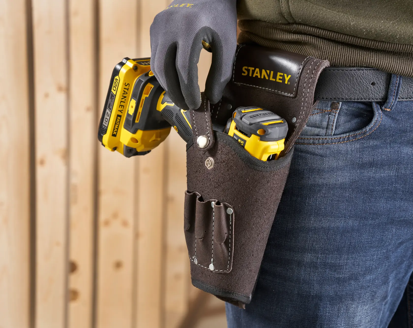 STANLEY STST1-80118 fondina porta attrezzi in pelle su cintura, con utensili elettrici gialli, vista ravvicinata.