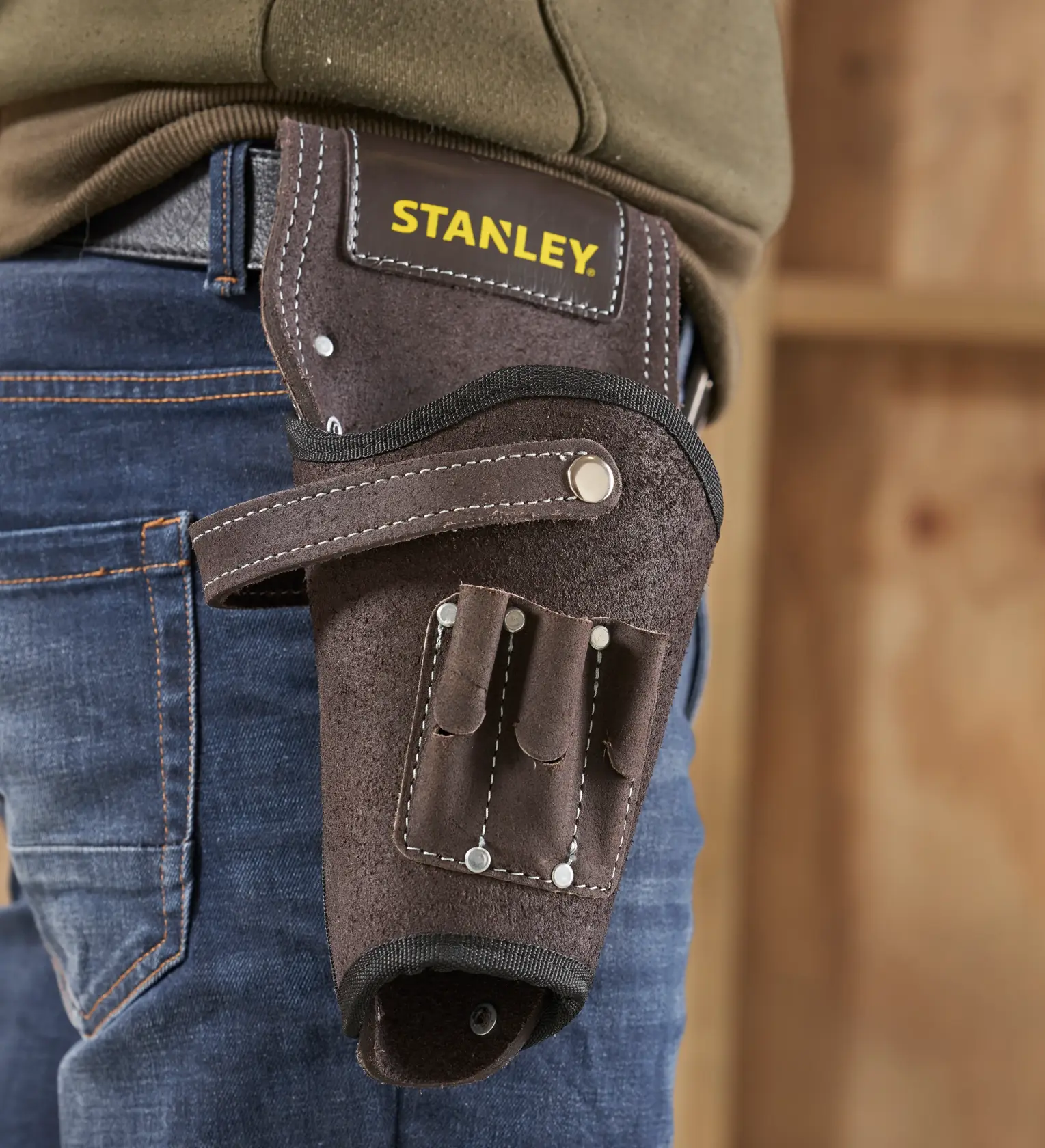 STANLEY STST1-80118 fondina portautensili in pelle marrone con più scomparti, su cintura, vista laterale ravvicinata.