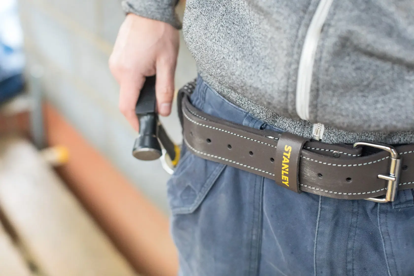 STANLEY STST1-80119 cintura porta attrezzi in pelle marrone indossata in vita, logo STANLEY visibile, angolo laterale.