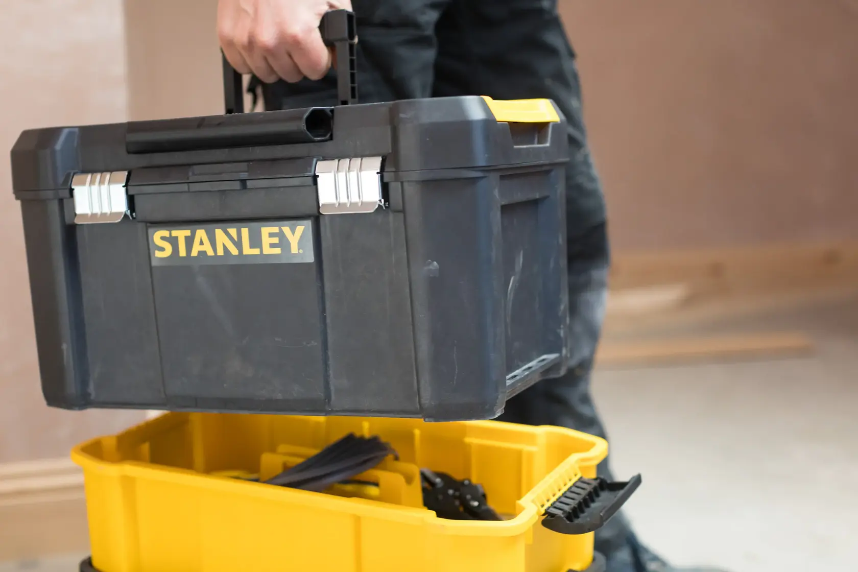 STANLEY STST1-80151 cassetta degli attrezzi nera con dettagli gialli, portata a mano, categoria fotografia.