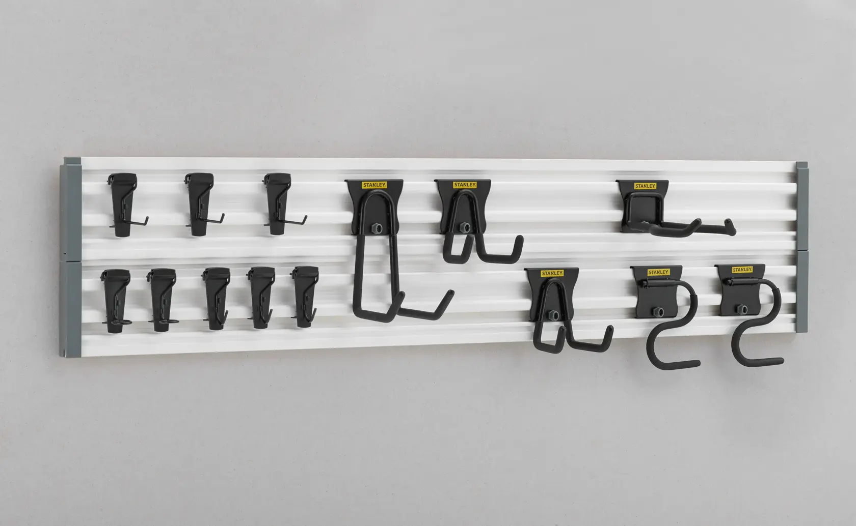STANLEY STST22000-1 organizer per attrezzi da parete con diversi ganci neri, vista frontale.