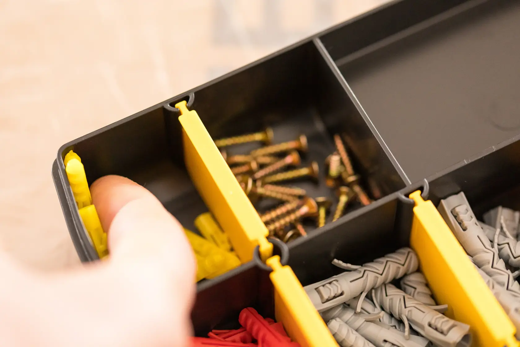 STANLEY STST81680-1 scatola organizer con divisori gialli, viti e tasselli, vista ravvicinata.