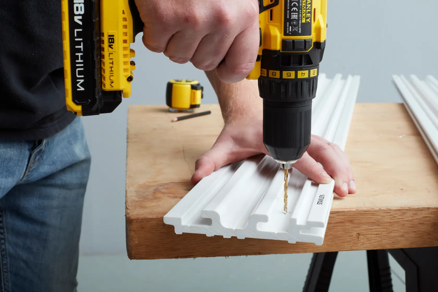 STANLEY STST82602-1 utente fora pannello di plastica bianco su banco da lavoro, fotografia ravvicinata del prodotto in uso
