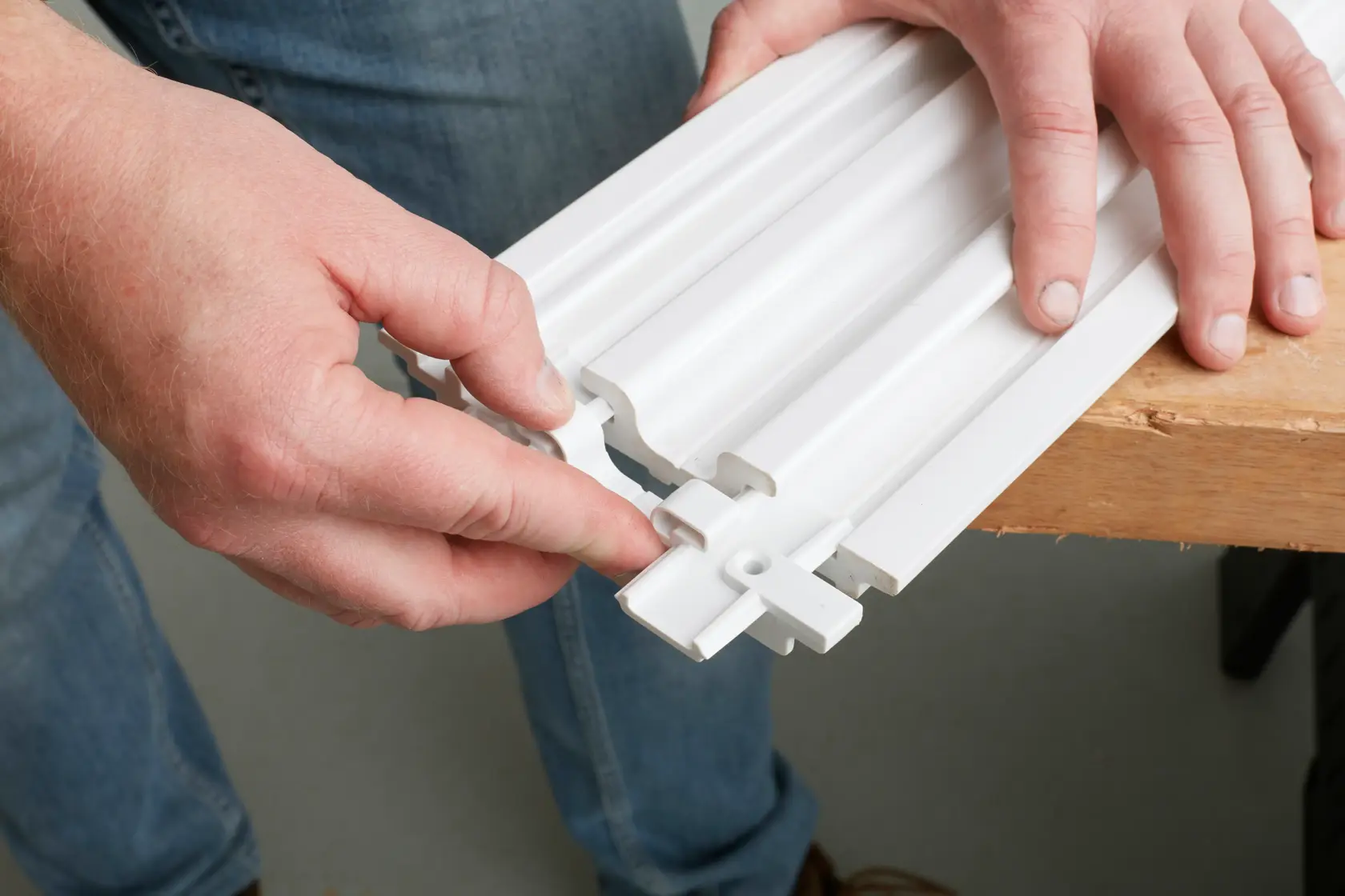 Pannello modulare da parete bianco STANLEY STST82610-1 assemblato a mano, fotografia ravvicinata.