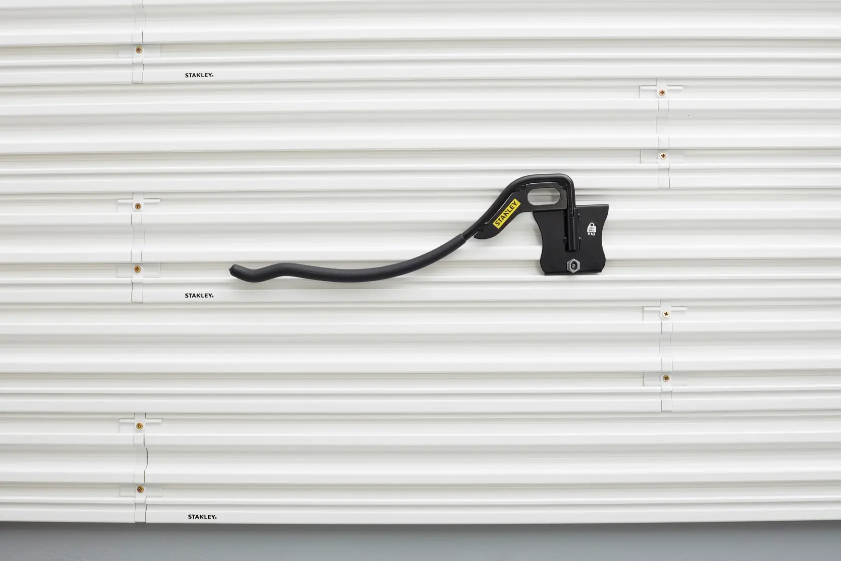 STANLEY STST82615-1 portautensile nero su pannello bianco scanalato, fotografia frontale.