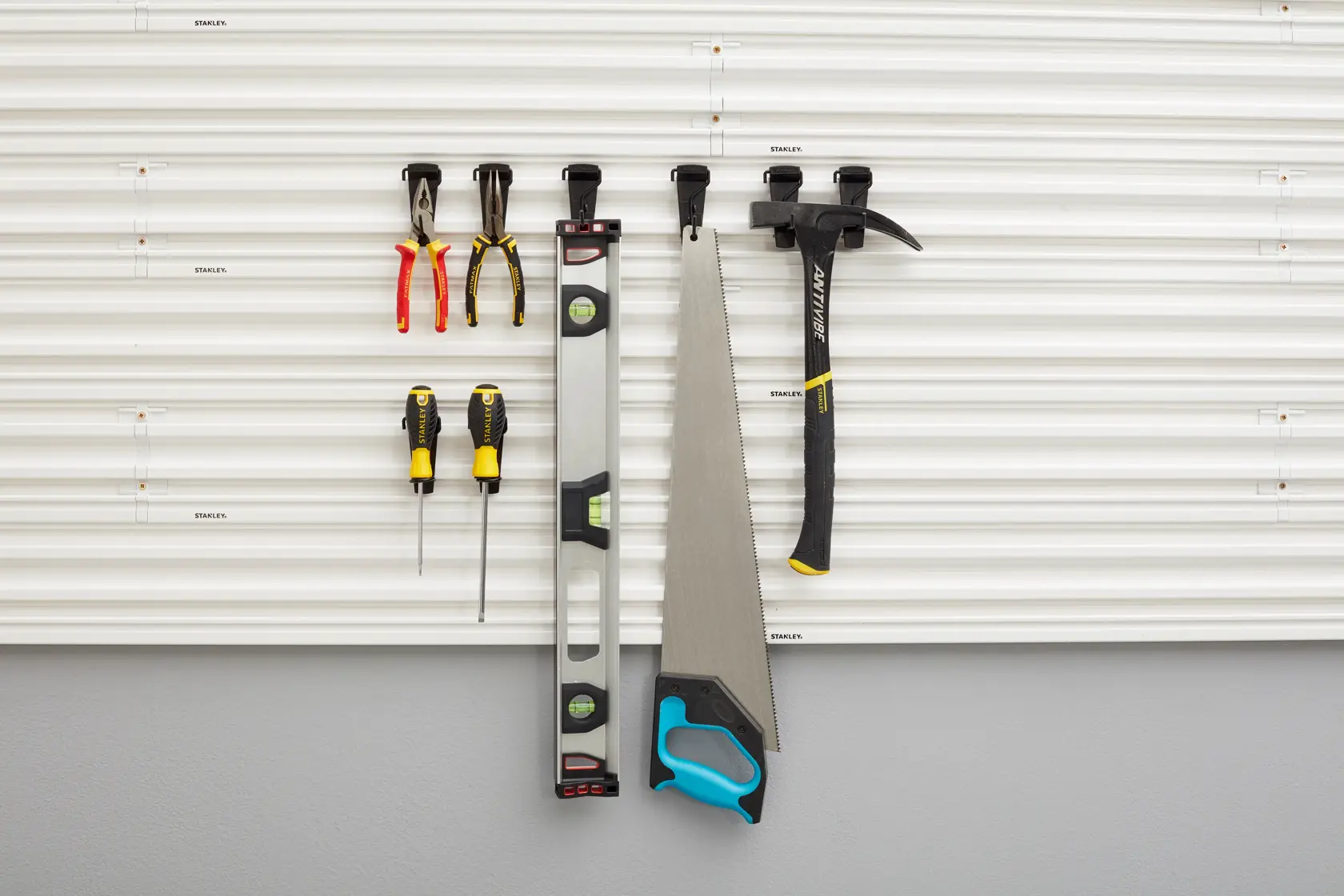 STANLEY STST82617-1 fotografia di pannello da parete per garage con utensili manuali organizzati su ganci, vista frontale.