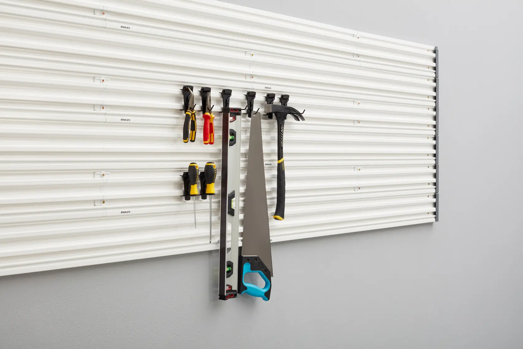 STANLEY STST82617-1 organizer da parete per utensili con attrezzi manuali assortiti, vista frontale, fotografia.