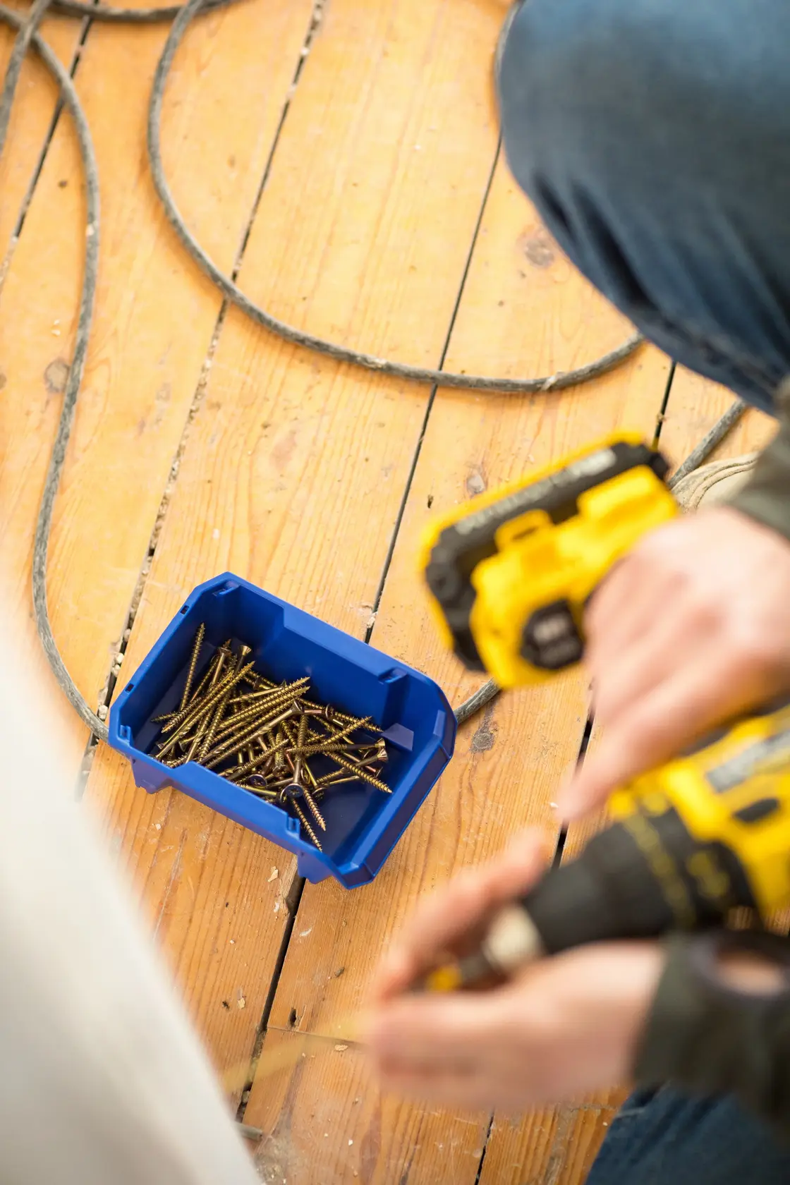 STANLEY STST82737-1 contenitore blu con viti su pavimento in legno, fotografia dall’alto.