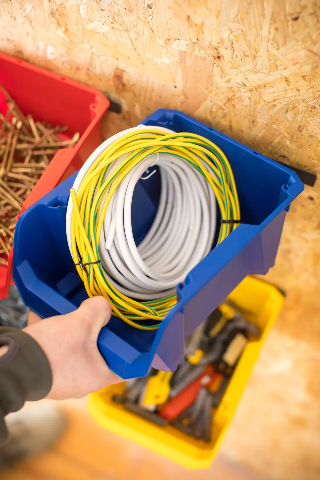 STANLEY STST82740-1 contenitore blu con cavo arrotolato, visto dall'alto in officina.