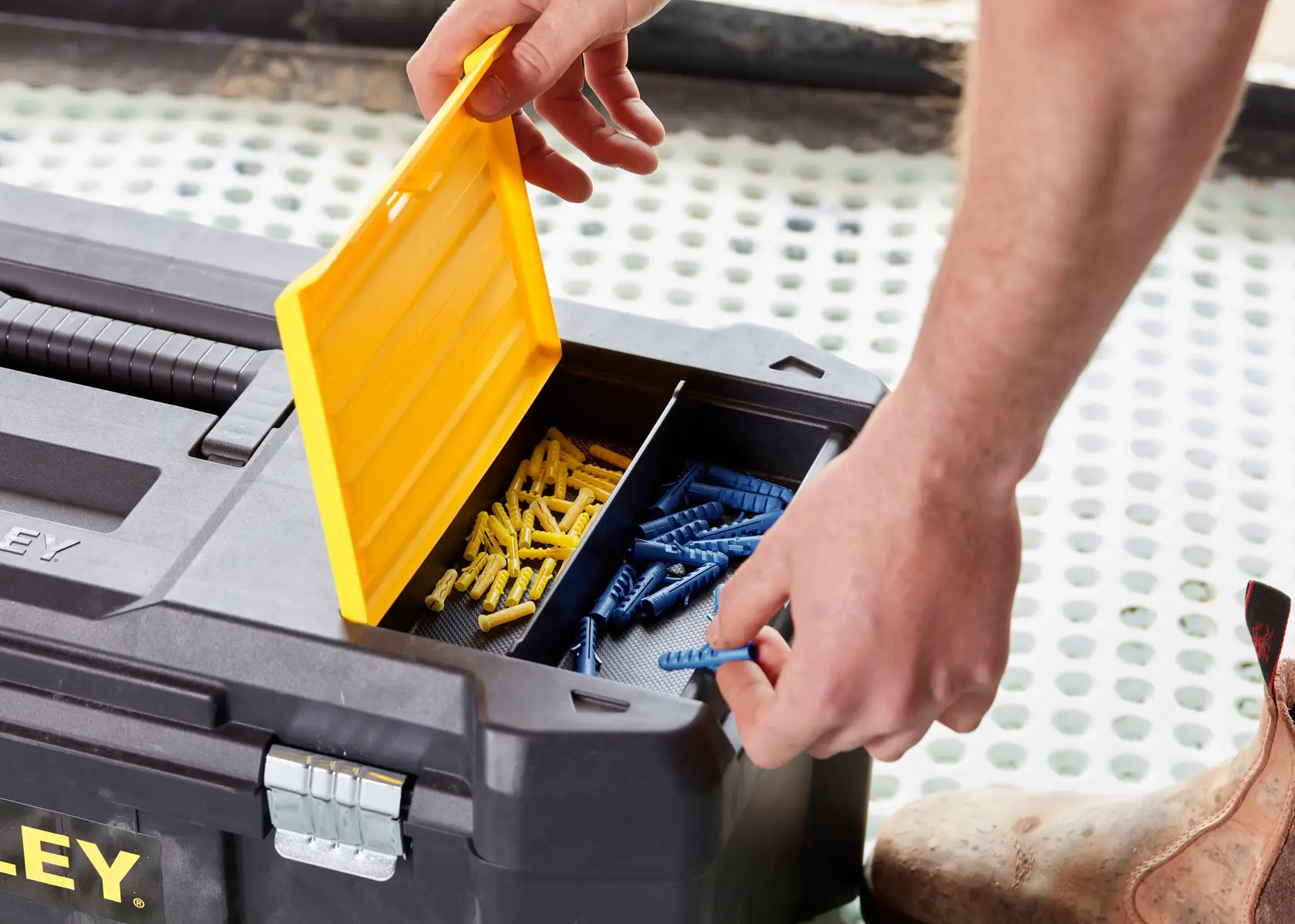 STANLEY STST82976-1 cassetta degli attrezzi con coperchio giallo aperto che mostra scomparti con tasselli blu e gialli, vista ravvicinata.