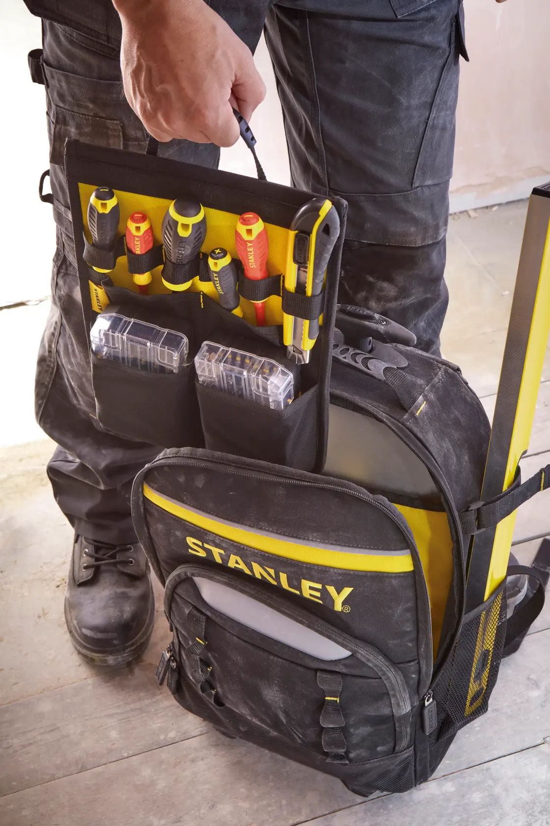 Zaino porta attrezzi STANLEY STST83307-1 nero e giallo aperto, strumenti e scatole organizzate, vista frontale.