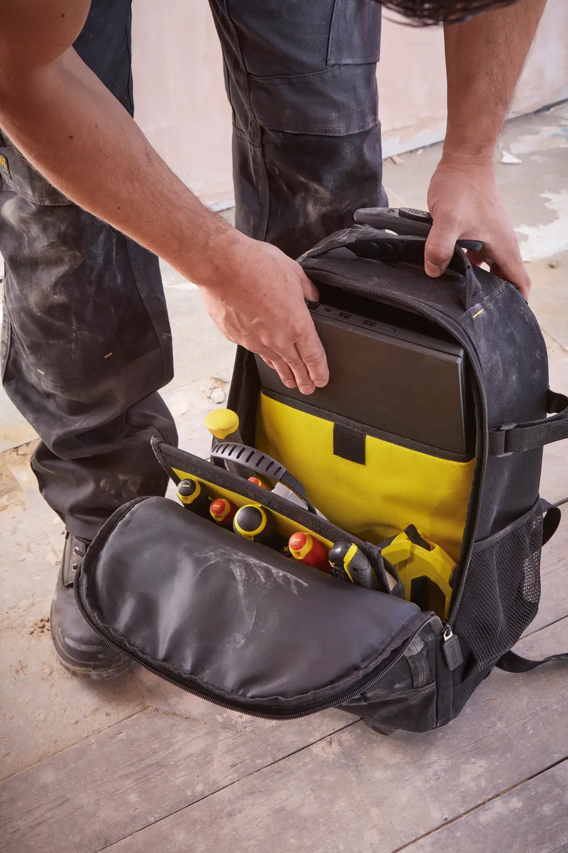 STANLEY STST83307-1 zaino porta attrezzi con interno giallo, tasca aperta mostra attrezzi e tablet.