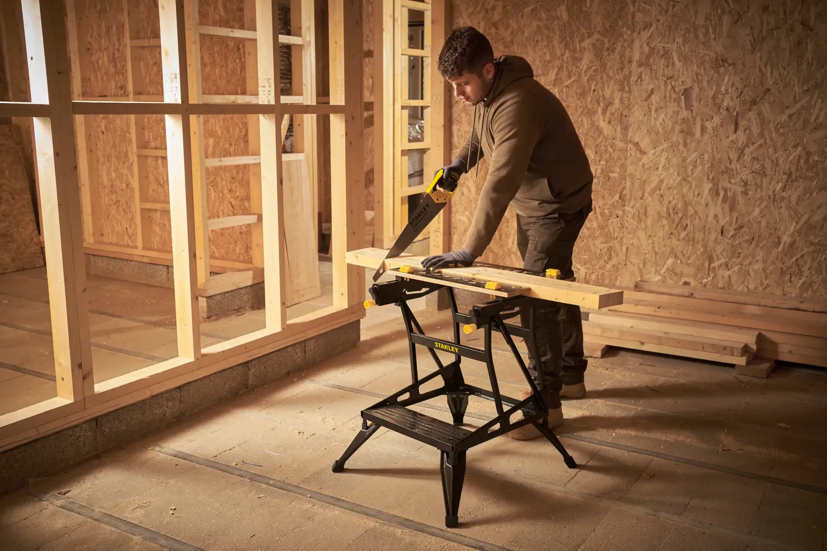 STANLEY STST83400-1 cavalletto in uso, sostiene una tavola di legno in cantiere.