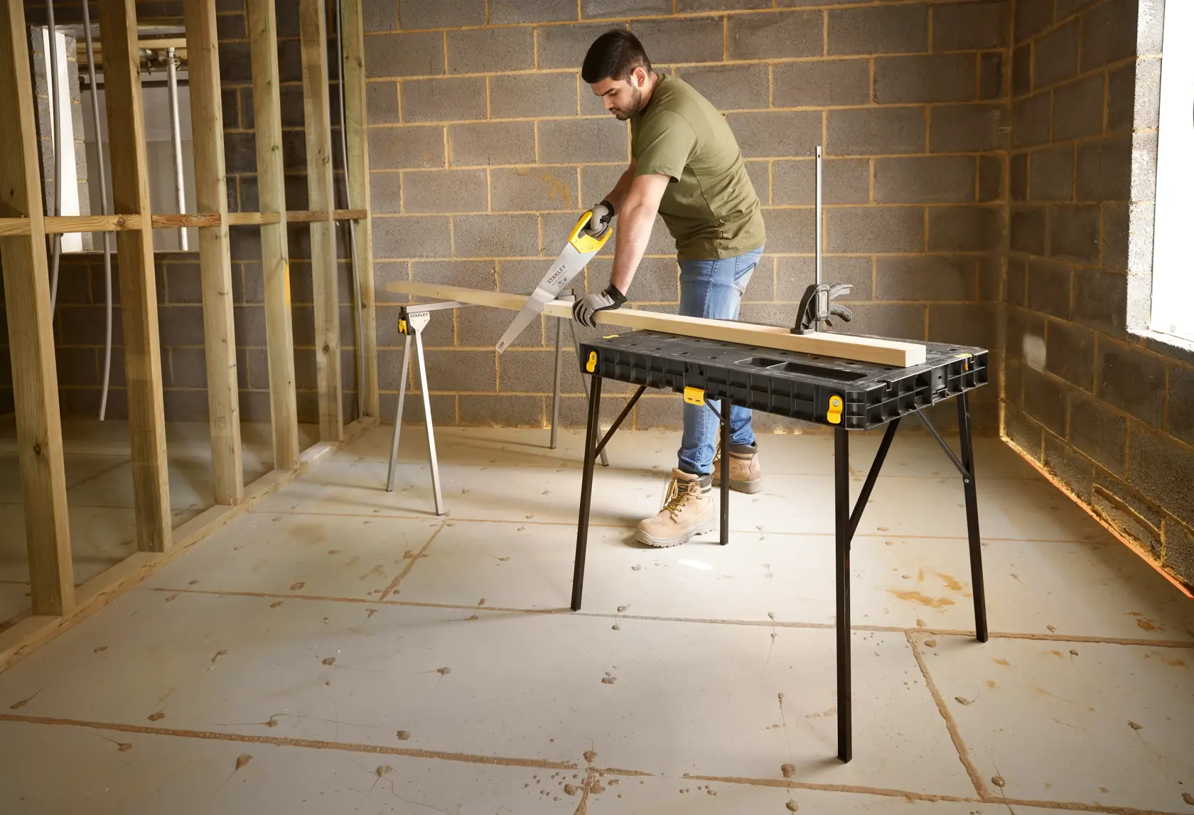 STANLEY STST83492-1 banco da lavoro, piano in plastica nera con dettagli gialli, usato in cantiere.