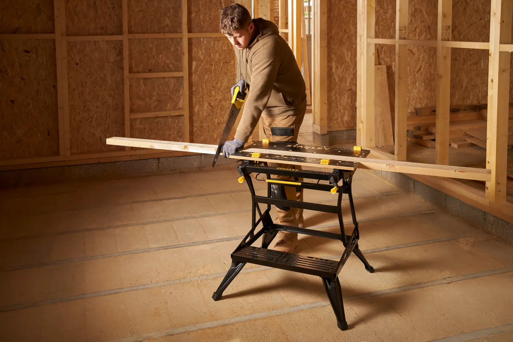 STANLEY STST83800-1 cavalletto usato per tagliare il legno, mostrato in un cantiere.