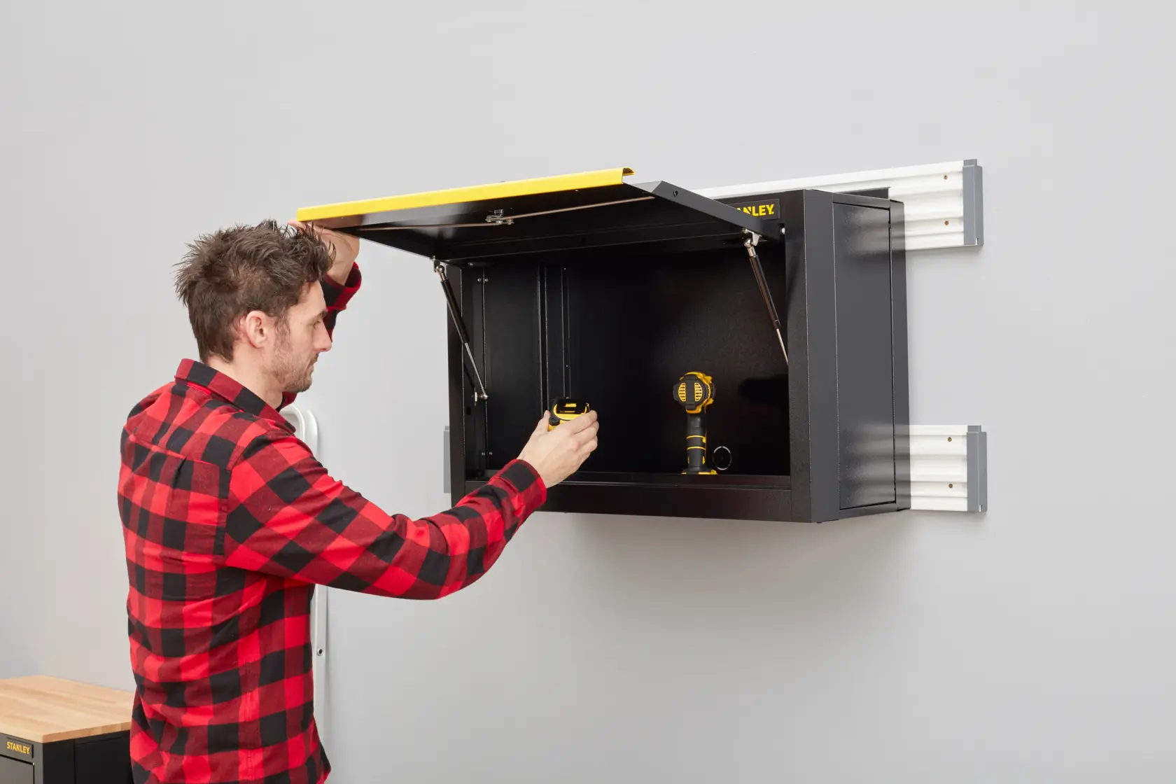 STANLEY STST97599-1 armadio nero da parete con coperchio giallo in uso, fotografia angolo laterale.