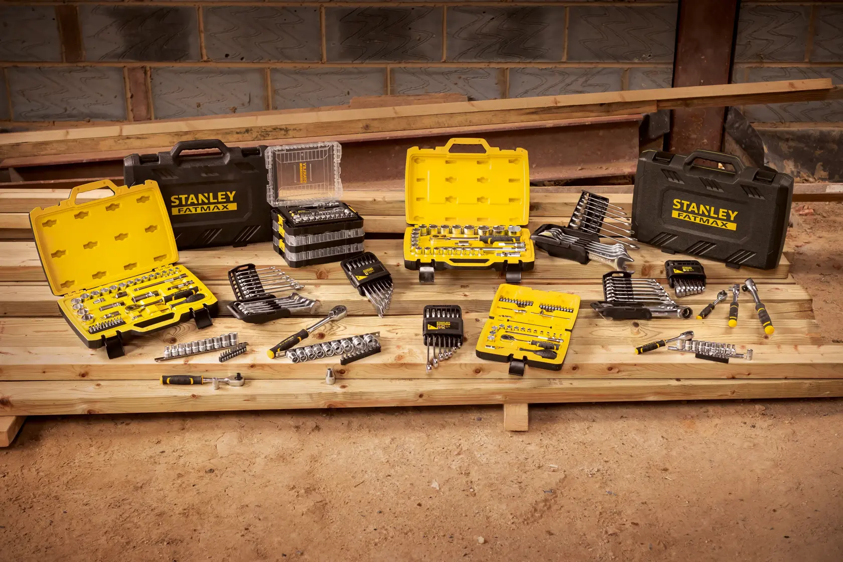 STANLEY STMT82663-0 set di attrezzi e custodie su assi di legno in un laboratorio.