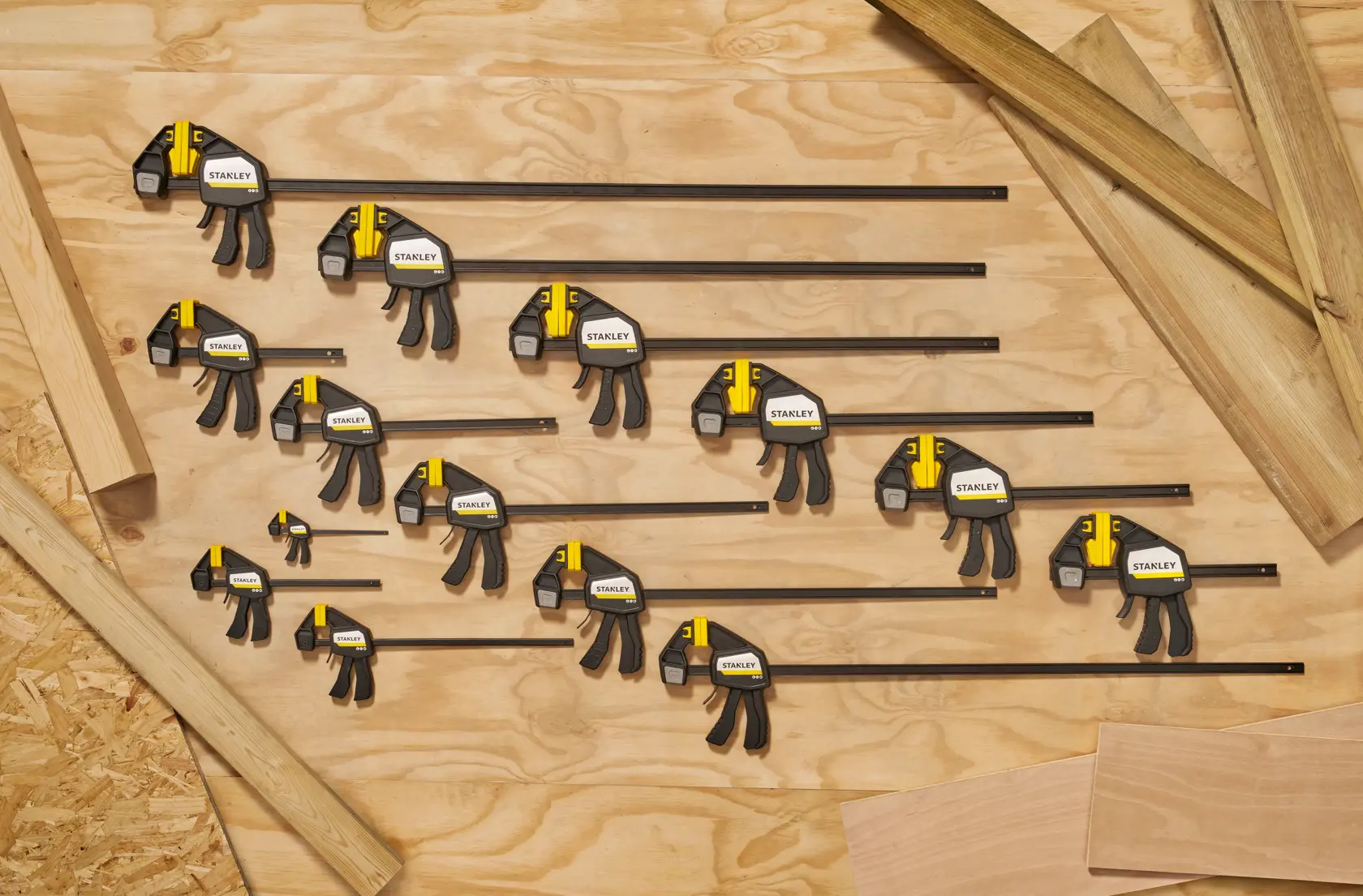 STANLEY FMHT83270-0 set di morsetti, varie dimensioni, nero e giallo, vista dall'alto su superficie in legno.