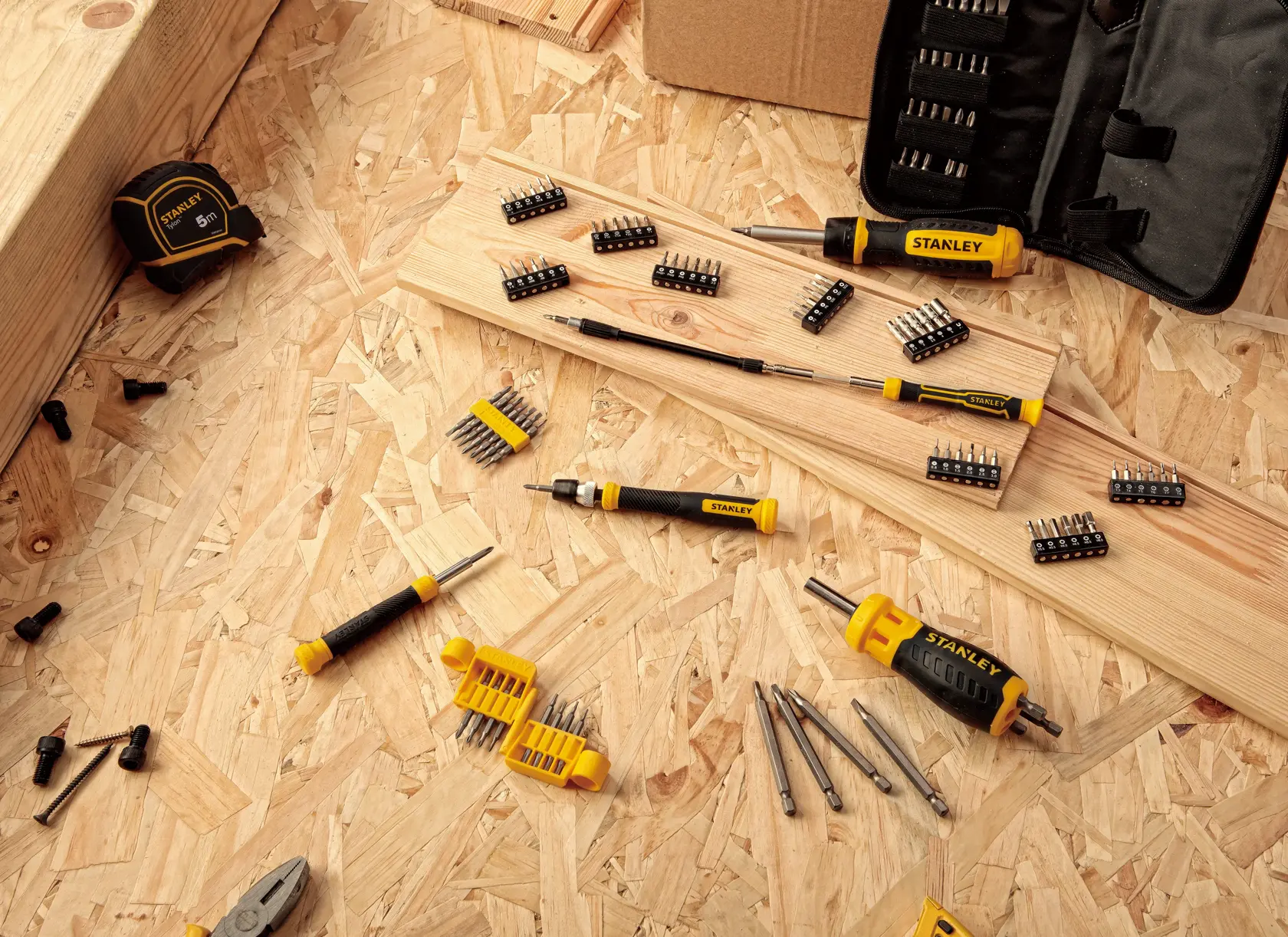 STANLEY FMHT60089-LA set di cacciaviti con varie punte su superficie di legno, utensili e accessori visibili.